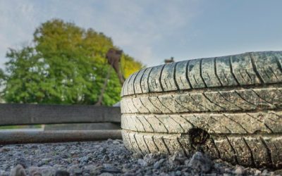 Reifenplatzer auf der Autobahn: Was ist zu tun?